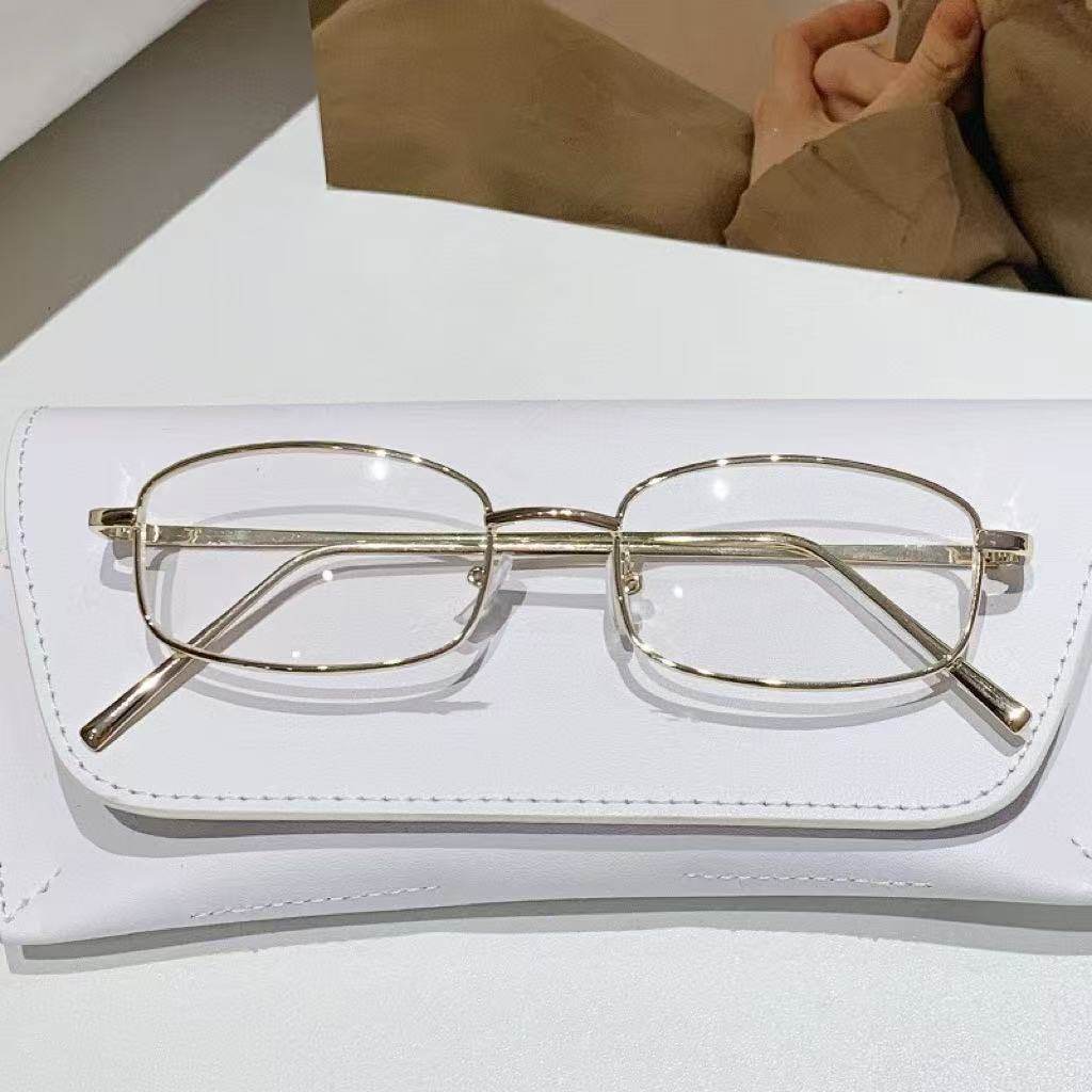 Trendy Retro Gold-Rimmed Rectangular Glasses with an Elegant and Sophisticated Look