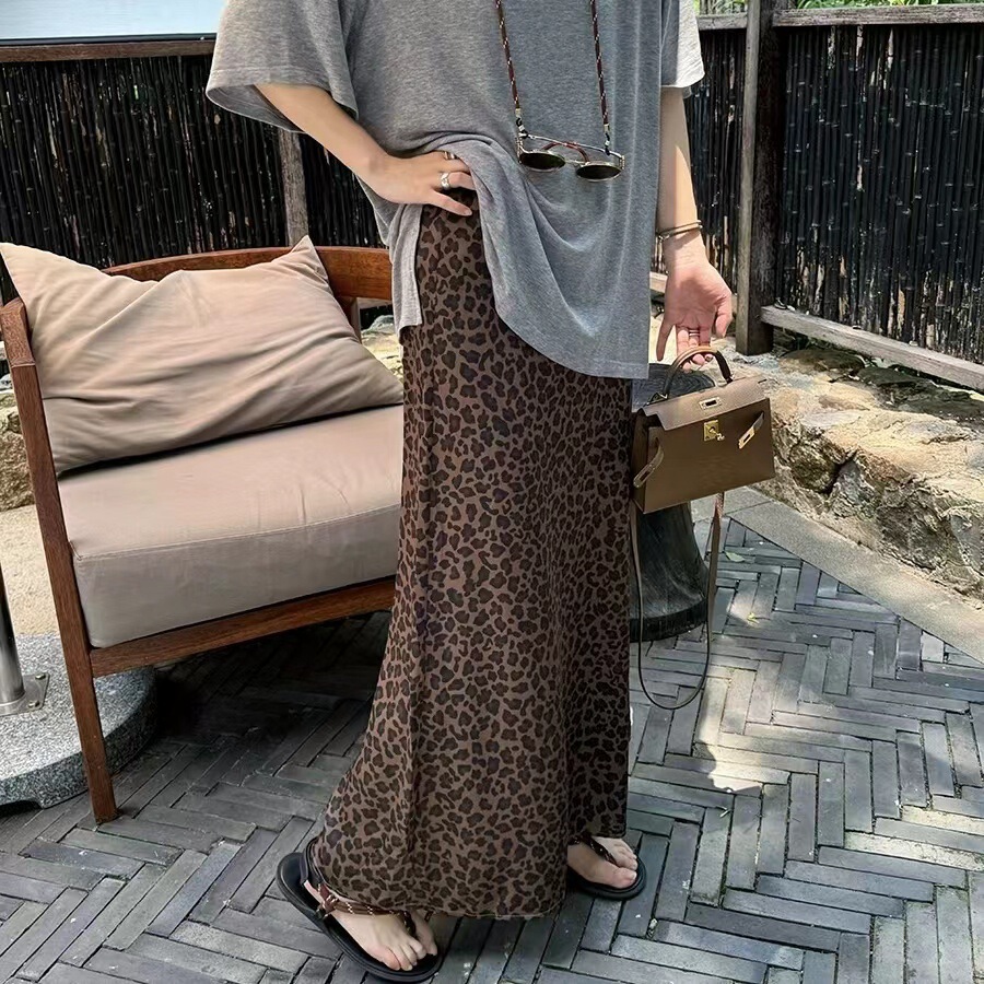 Chân váy dài họa tiết da báo chất liệu satin bóng nhẹ dáng chữ A — Da báo chất lượng cao