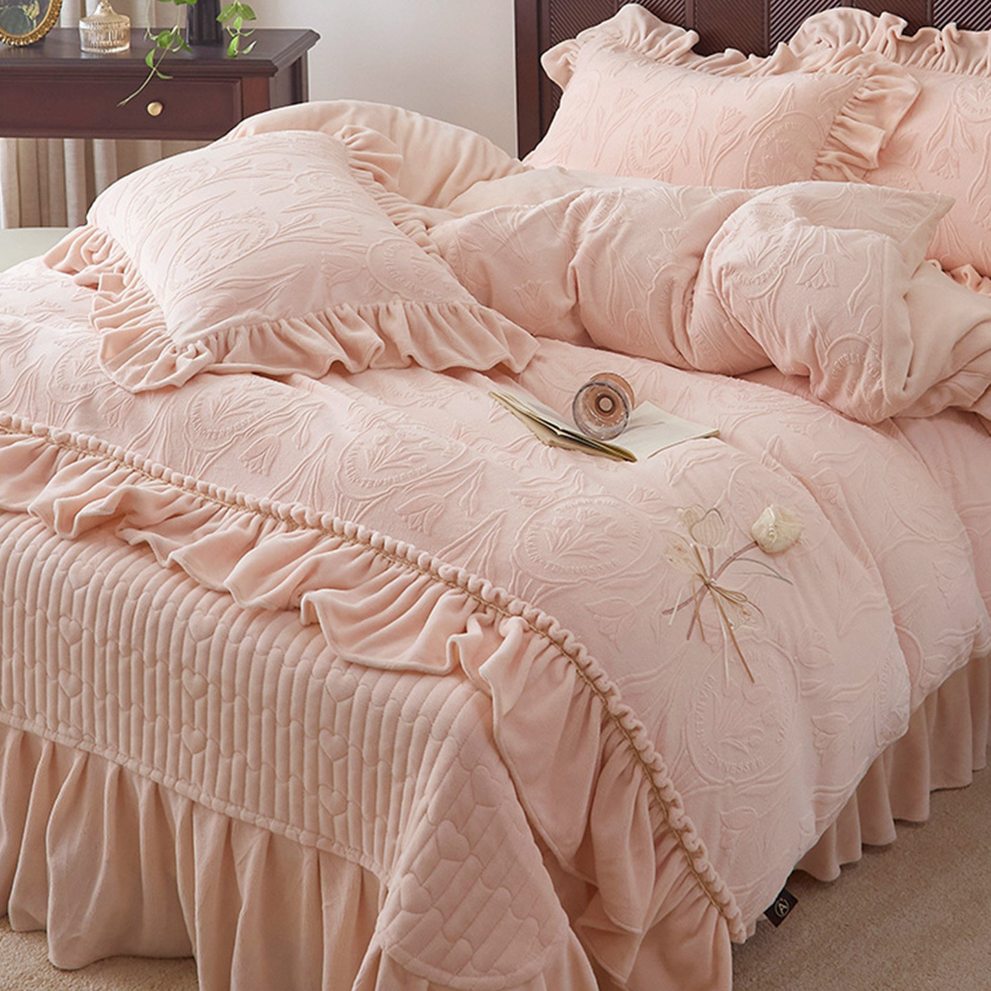 French Princess Style Carved Milk Velvet Four-Piece Bed Cover Winter Thickeneded Baby Velvet Coral Velvet Quilt Cover Bed Skirt a