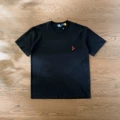 Round neck t-shirt black with red label