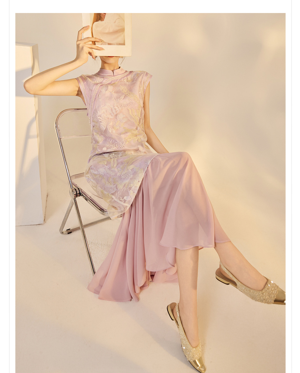 Đầm liền cổ đứng không tay thêu đính cườm họa tiết hoa — Tím Đinh Hương (giao hàng trong 7 ngày), Tím đinh hương (giao hàng trong ngày), Vàng cát chảy (giao hàng trong 7 ngày), Vàng cát chảy (giao hàng trong ngày)