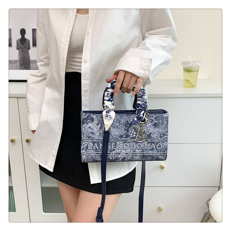 Cross-border high-looking handbag for women new popular niche design Diana bag embroidered shoulder messenger bag 27 undefined