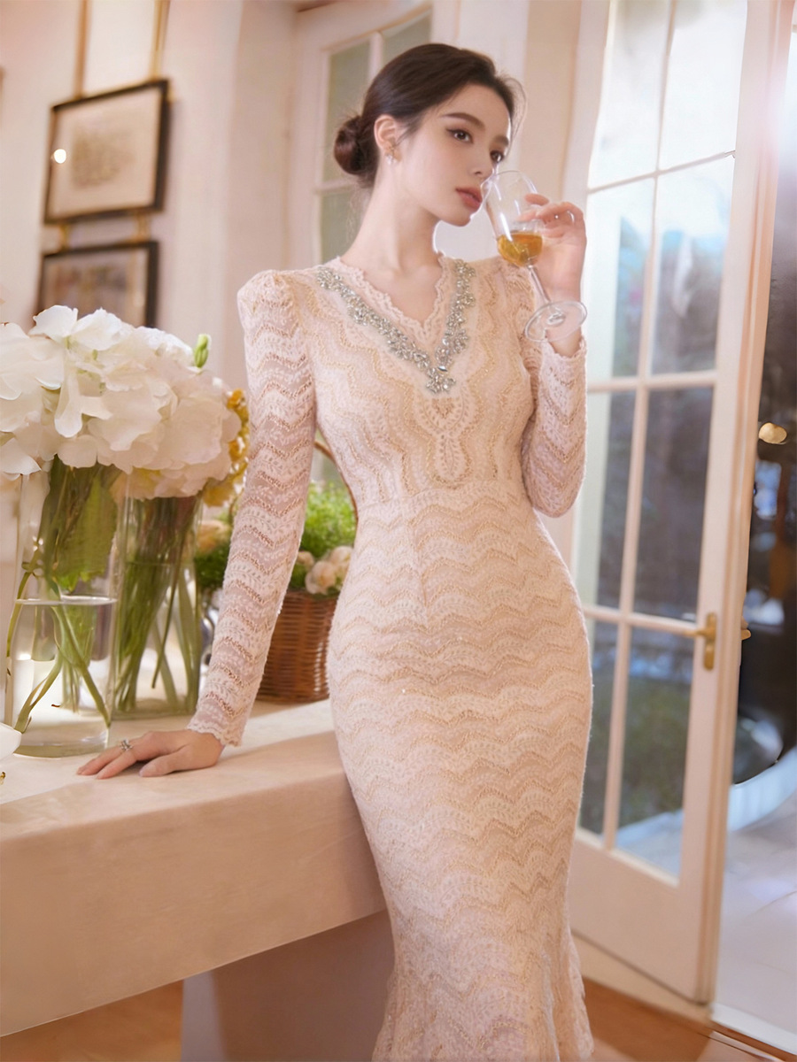 Đầm ren ôm body nữ cổ chữ V đính đá dáng dài — Màu be