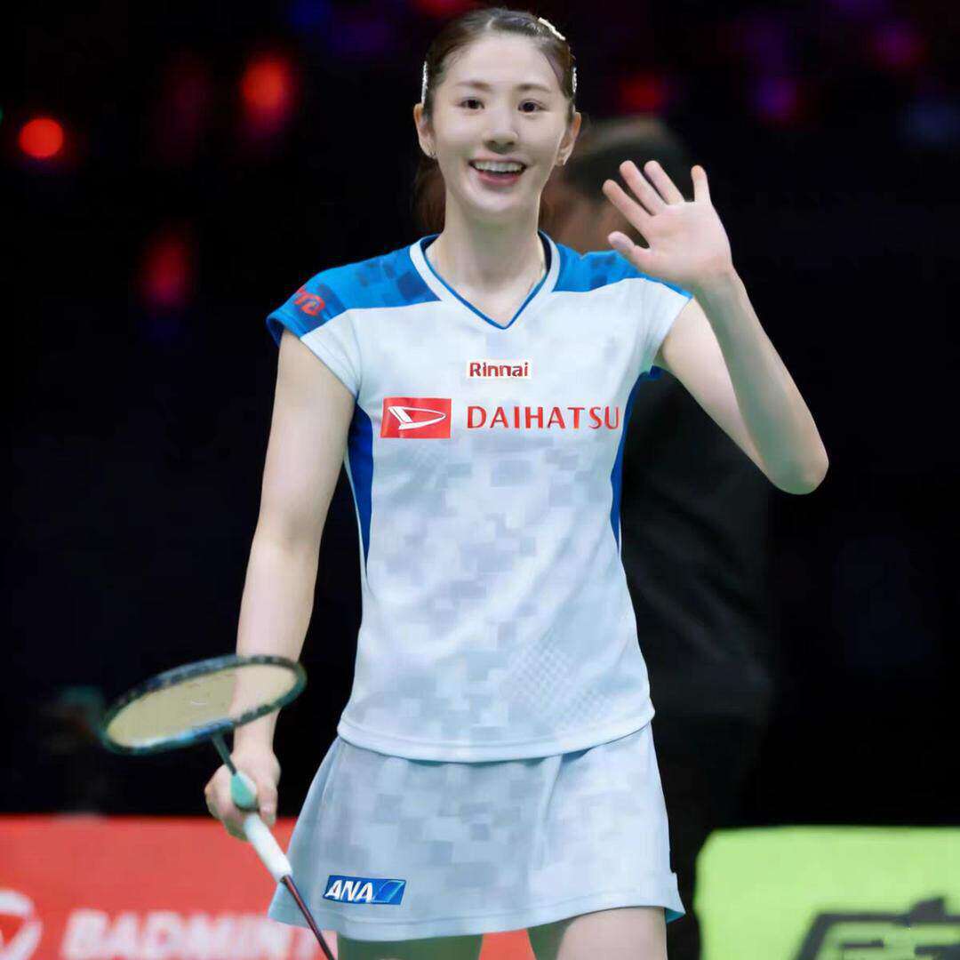 ชิตะ ฉีหยาง ชุดแข่งขันและฝึกซ้อมแบดมินตันสำหรับผู้หญิง รุ่นใหม่ 2026 แขนยาวทรงพลิ้ว แห้งเร็ว ระบายอากาศได้ดี ชุดเทนนิสแบบกลุ่ม พร้อมพิมพ์ลาย