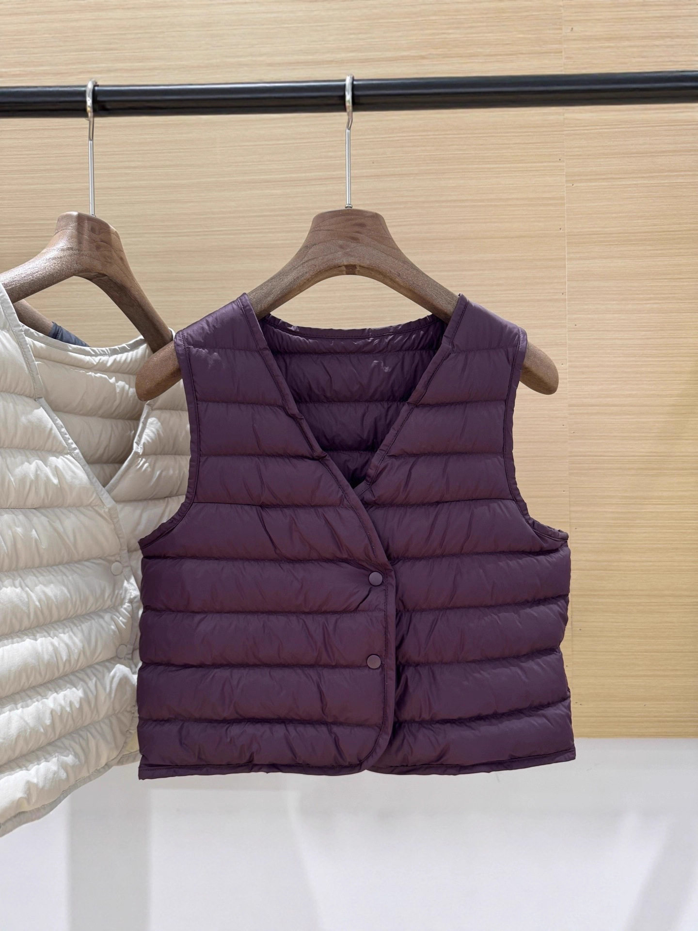 Lightweight V Neck down Vest, Short Women's 2025 Autumn and Winter New Coat with Warm Vest Inside and No Velvet Running Inside