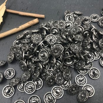 Vintage British-Style Hollow Petal Buttons Made of Metal Alloy for Hand-Sewn Shirts with a High-Leg Hollow Design