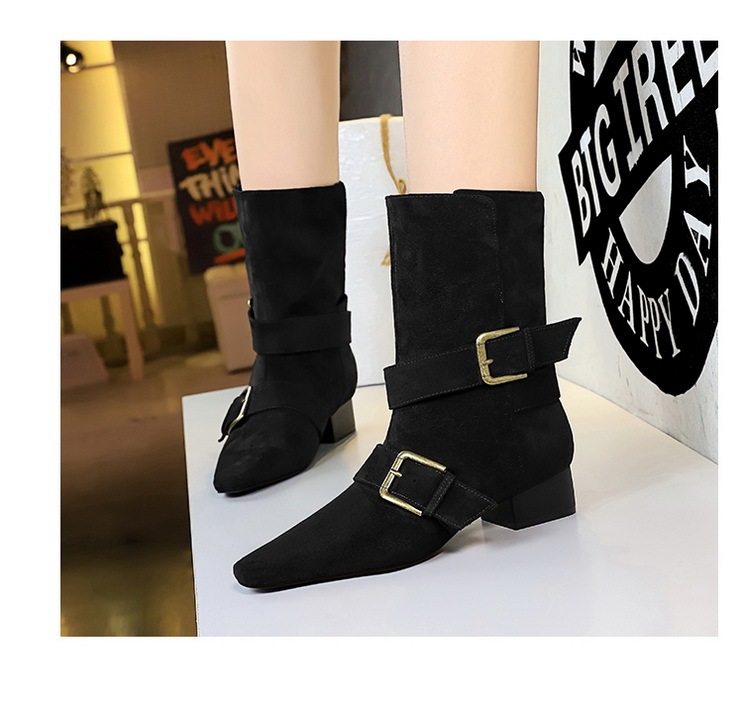 Boot nữ cổ trung mũi vuông khóa thắt lưng gót vừa phong cách retro — màu đen, nâu đậm, quả mơ