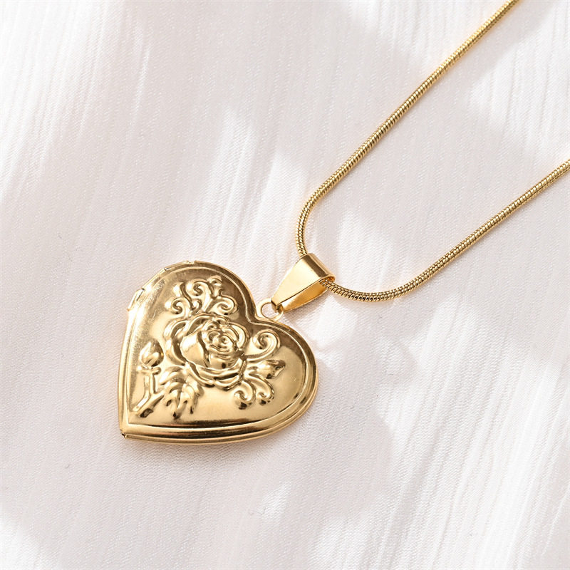 Cross-border couples stainless steel necklace does not fade love titanium steel high version jewelry personality phase box Yiwu wholesale