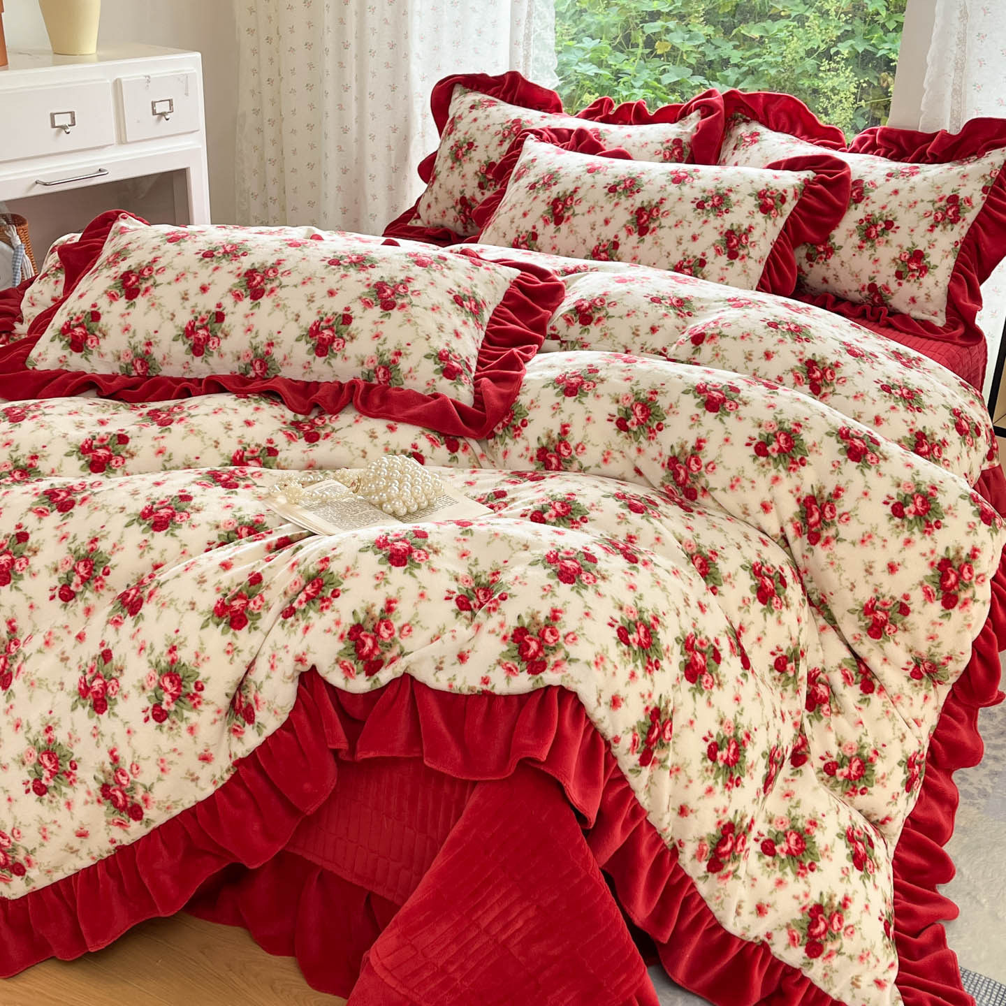 Autumn and Winter Thickened Milk Bed Cover Four-Piece Set with Vintage Lace, Quilted Non-Slip Bedspread, Double-Sided All-Season Coral Fleece