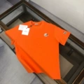 T-shirt orange-covered sleeves
