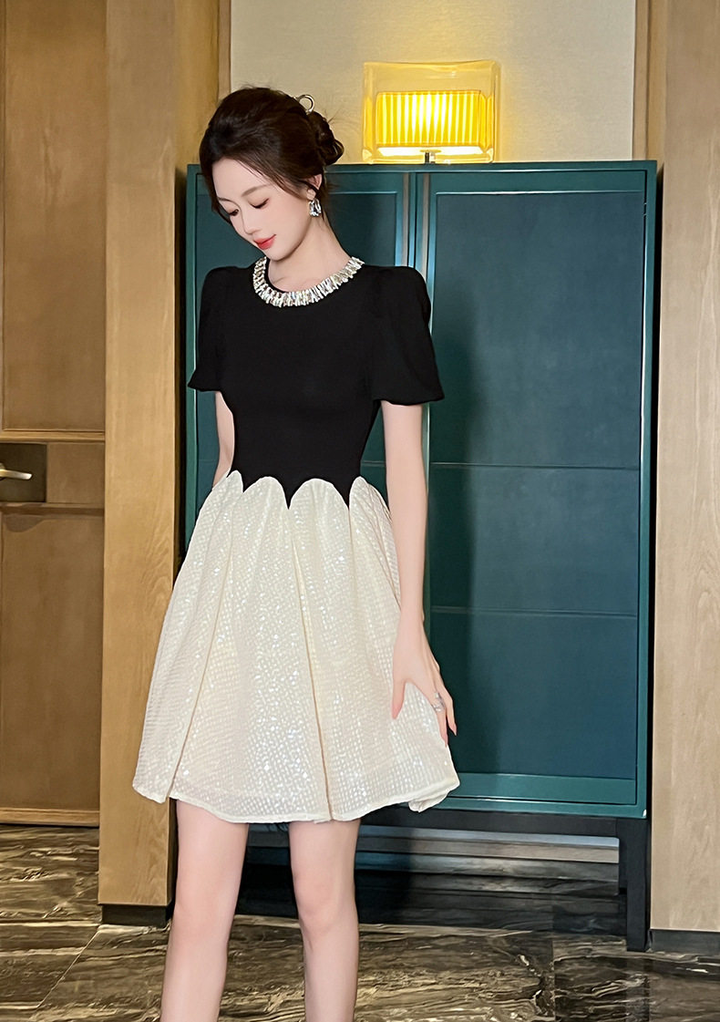 Đầm suông nữ midi cổ tròn tay bồng cao eo — [Đen] chi tiết 3