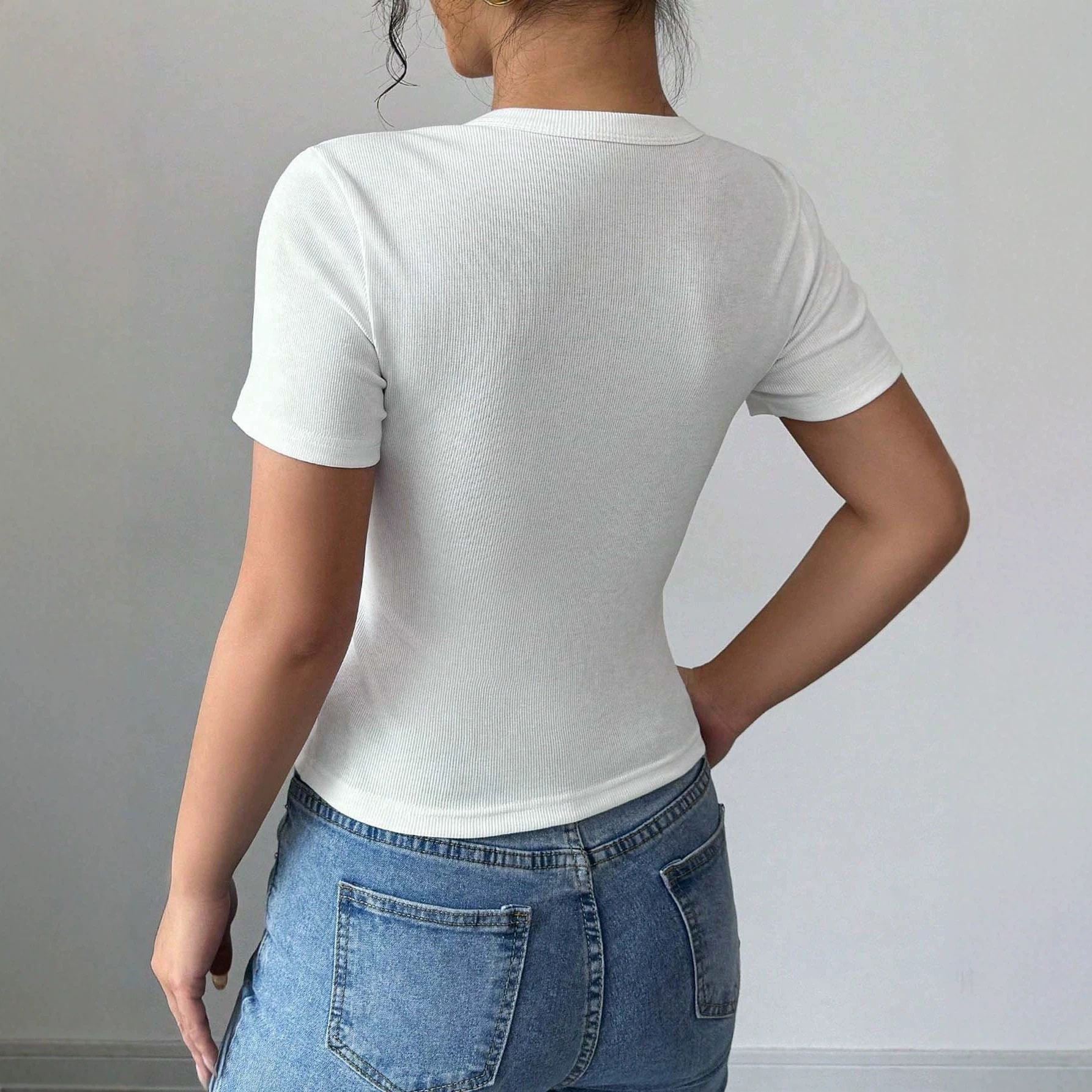 Casual Womens T Shirt Slim Fit Cropped Short Sleeve Lightweight Fabric Summer Wear for Everyday Use Wholesale