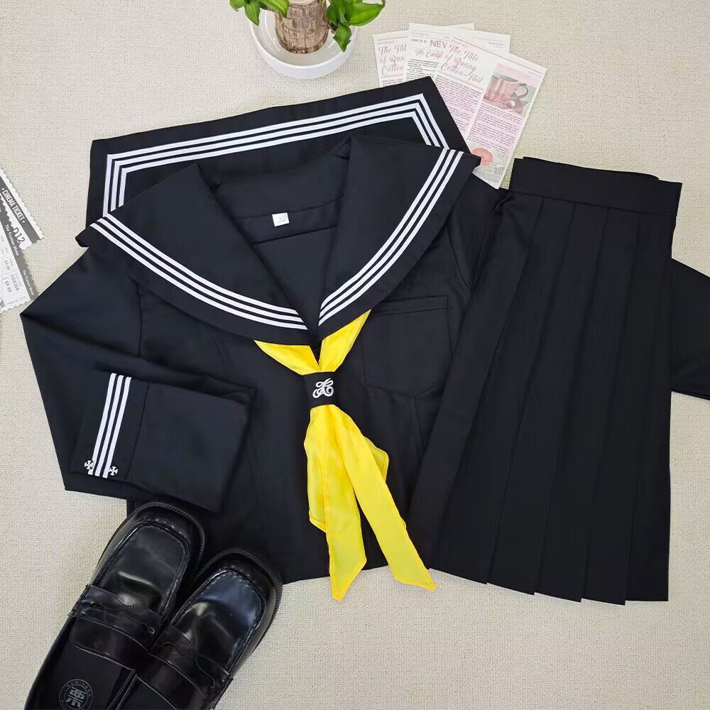 黒のスリーピース長袖 + 黒のスカート + 黄色の三角スカーフ + バックル