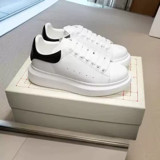 Putian Original Mcqueen White Sneakers, Versatile Leather Platform Shoes for Men and Women, Thick-Soled Platform Shoes, Height Increase of 5cm, Cross-Border Bestseller