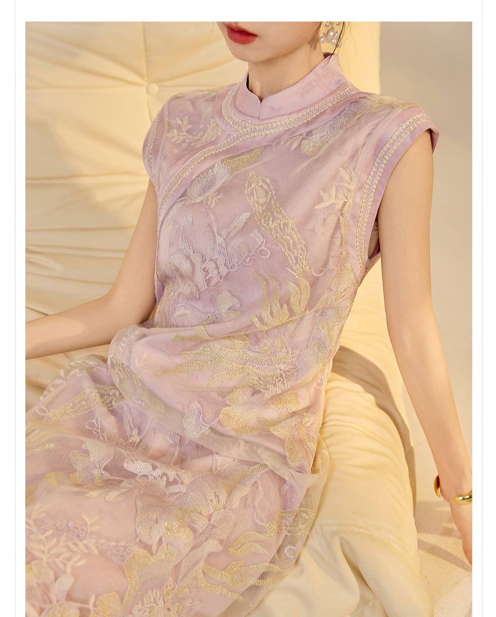 Đầm liền cổ đứng không tay thêu đính cườm họa tiết hoa — Tím Đinh Hương (giao hàng trong 7 ngày), Tím đinh hương (giao hàng trong ngày), Vàng cát chảy (giao hàng trong 7 ngày), Vàng cát chảy (giao hàng trong ngày)