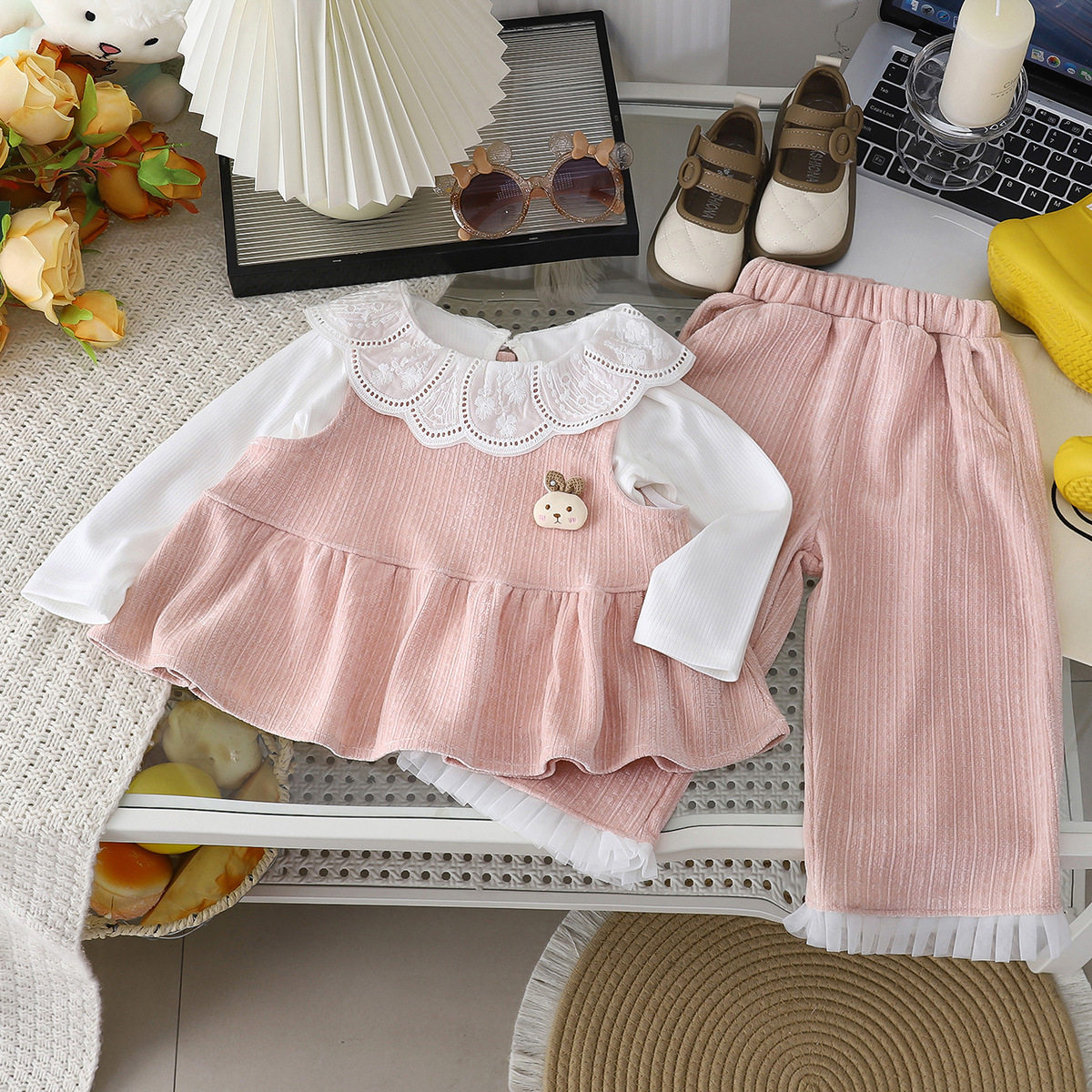 Set di tre pezzi gilet chenille neonato nuovo primavera-autunno, maglia interna volant pizzo e pantaloni larghi