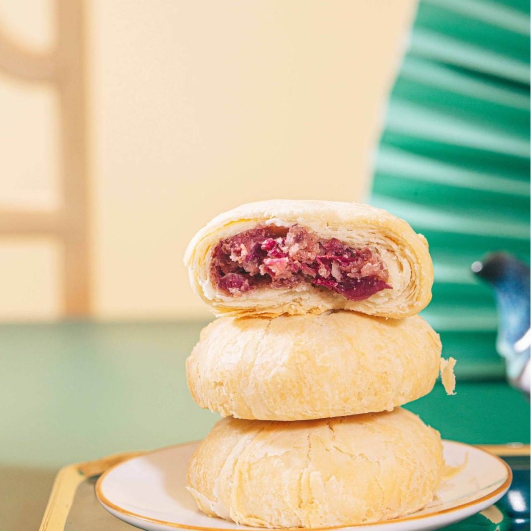 Yunnan specialty flower cake gift box with hand gift can be wholesale moon cakes can be sent on behalf of group purchase TikTok WeChat