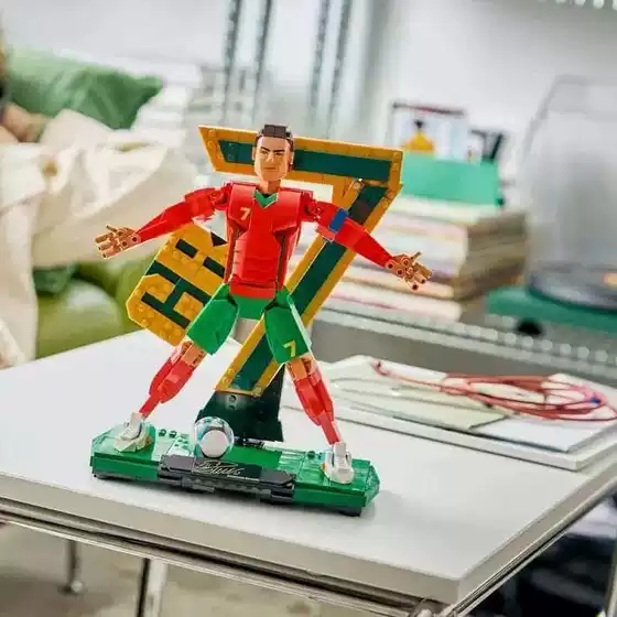 Chinese Building Block Football Legend Cristiano Ronaldo 43016 Little Ronaldo Star Boy Assembly Toy Fan Gift