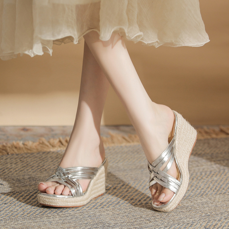Sandal nữ quai ngang đế xuồng cao 9cm mũi hở phối quai bện — Màu bạc, Màu trắng