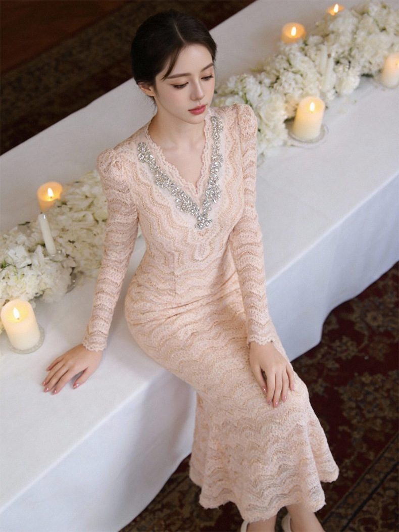 Đầm ren ôm body nữ cổ chữ V đính đá dáng dài — Màu be
