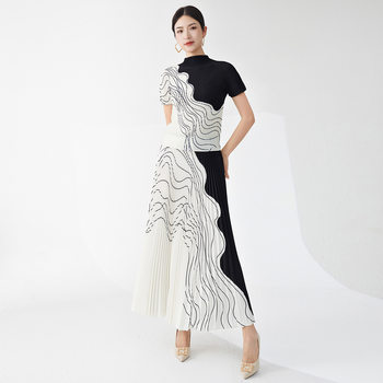 Fashionable High-End Suit Women's High-End Two-Piece Stripesd Miyake Slim Short-Sleeved T-Shirt Skirt Complete Set