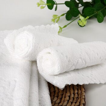 Factory wholesale warp knitted white square towel hotel restaurant aviation kindergarten small towel embroidered logo