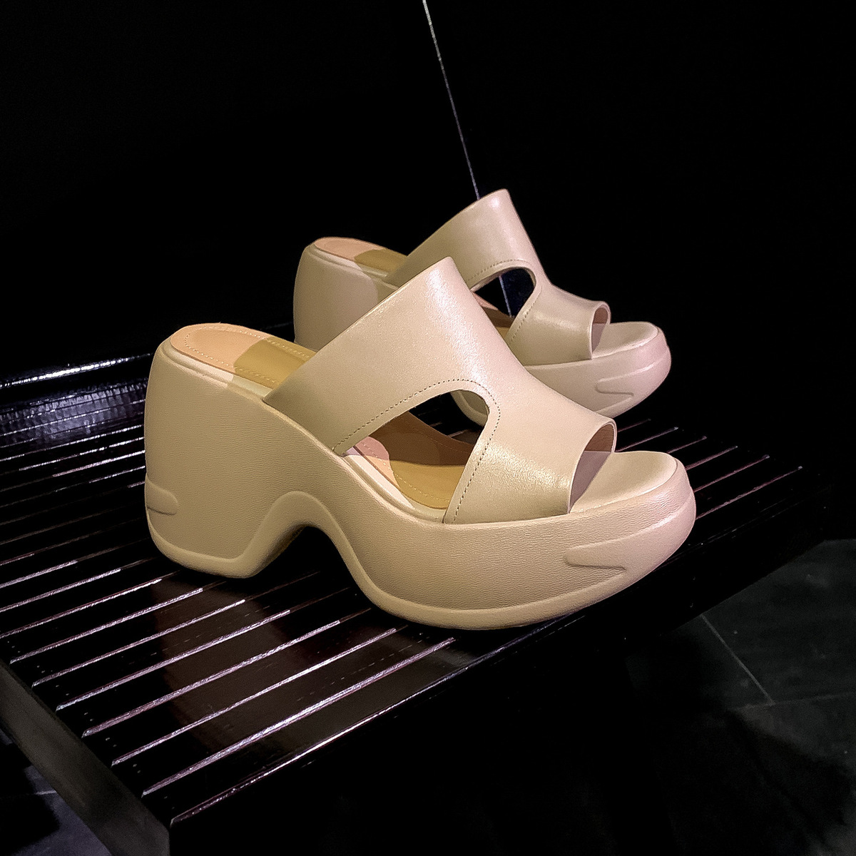 Dép sandal nữ quai ngang đế dày tăng chiều cao 10cm bằng da bò thật — Màu be, Màu trắng ngà