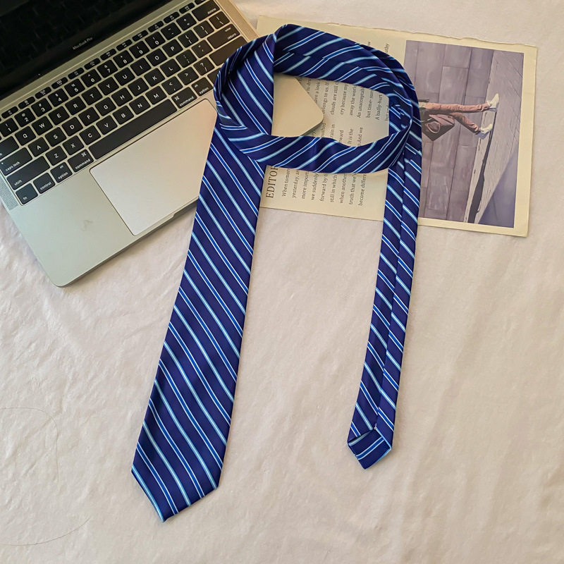 ブルーのストライプ柄、通勤スタイルのネクタイ
