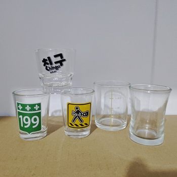 Wholesale Various Small Wine Glasses, 0.1kg Liquor Glasses, Bullet Glasses, 50ml Spirit Glasses, Various Patterns, Deep Processing and Baked Flowers