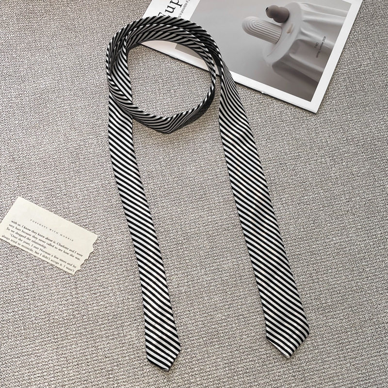 白黒コントラストの細い斜めストライプのネクタイ - 約148cm