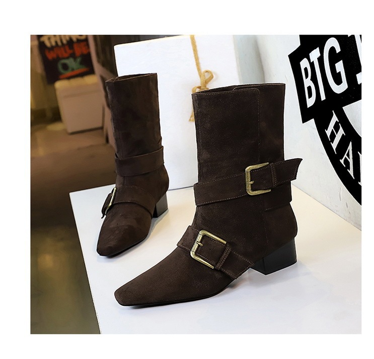 Boot nữ cổ trung mũi vuông khóa thắt lưng gót vừa phong cách retro — màu đen, nâu đậm, quả mơ