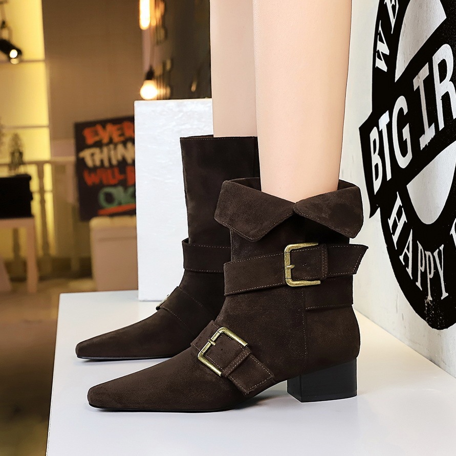 Boot nữ cổ trung mũi vuông khóa thắt lưng gót vừa phong cách retro — màu đen, nâu đậm, quả mơ