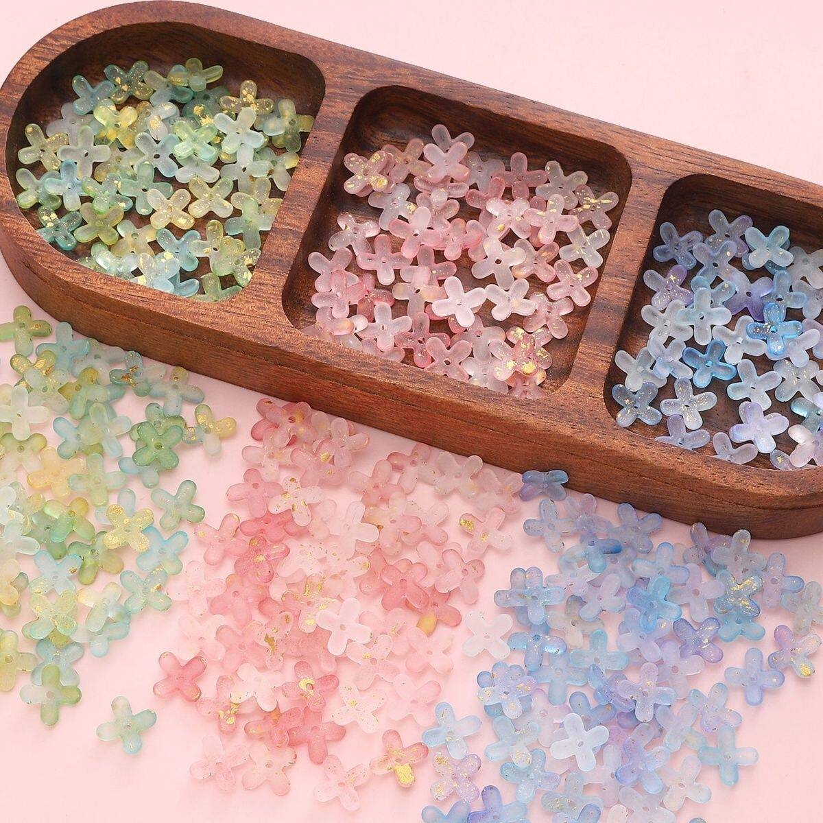 ลูกปัดหลวมรูปดอกไม้สี่กลีบยอดนิยมสำหรับถ่ายทอดสด ลูกปัดแฮนด์เมด DIY ที่ใช้เป็นตัวยึดดอกไม้ ตัวเว้นระยะ สายห้อยโทรศัพท์มือถือ กำไลข้อมือ จำหน่ายส่ง