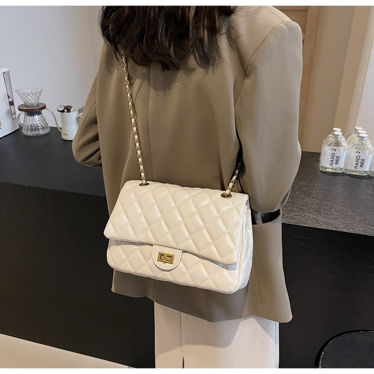 Lingge Chain European and American Retro Fashion Commuter Small Square Bag 28 undefined