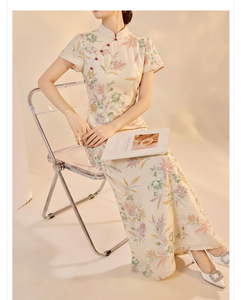 Đầm dài ôm dáng cổ đứng thêu hoa tiết thanh lịch — Màu trắng ngà