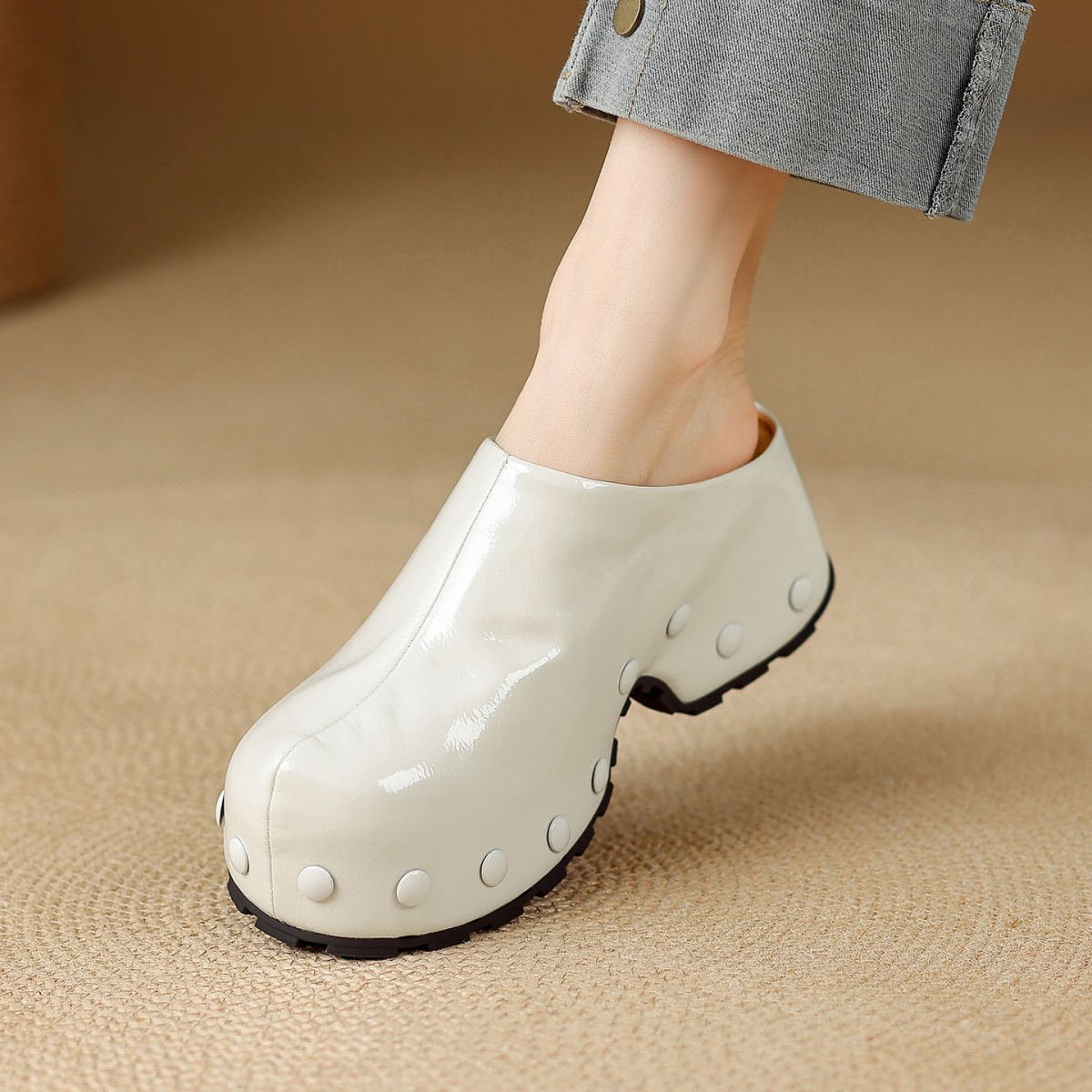 Mule nữ da bò mũi bọc đinh tán đế dày 6cm — màu đen, Màu trắng