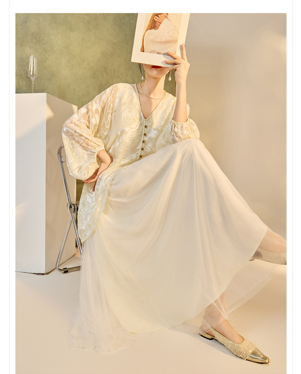 Đầm maxi nữ dài tay cổ chữ V họa tiết hoa in nổi — bầu trời xanh, Màu trắng nhạt