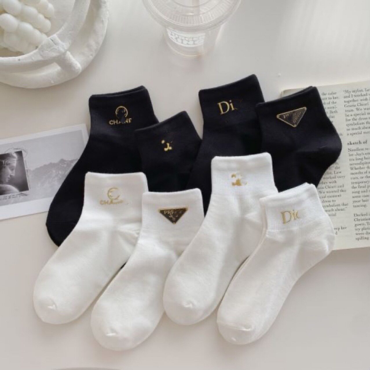 Носки бренда Net celebrity handmade gold hot standard высокого уровня sense of light luxury tide, базовый цвет черный и белый, мужские и женские спортивные носки средней длины с короткими рукавами. Изображение 1
