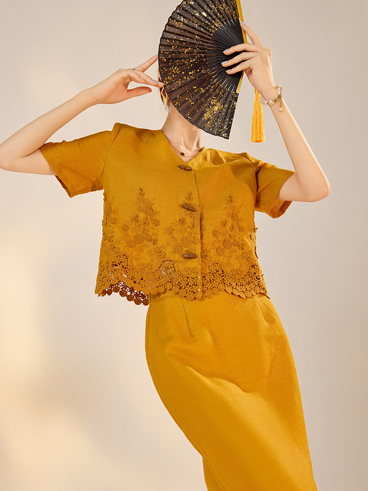 Bộ áo và chân váy nữ dài thêu ren phối hoa văn cây cỏ — Áo màu caramel, Áo màu trắng be, Chân váy màu caramel, Chân váy màu trắng be
