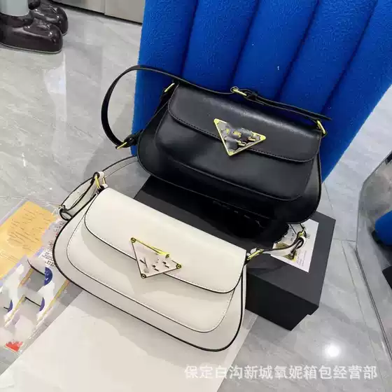 2023 new underarm bag letter flip shoulder bag handbag women's trendy mobile phone bag small square bag with box