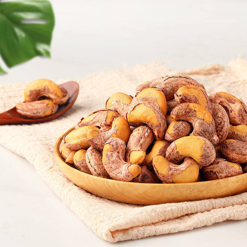 Three squirrels sold 400g * 1 bag of purple cashew nuts with skin nuts snacks original nut snacks healthy