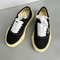 Yellow background black color label
