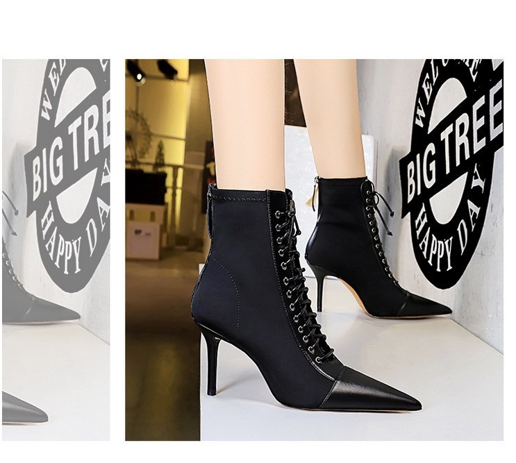 Boot nữ cổ thấp mũi nhọn gót cao phối dây buộc chéo, khóa kéo sau — Màu đen