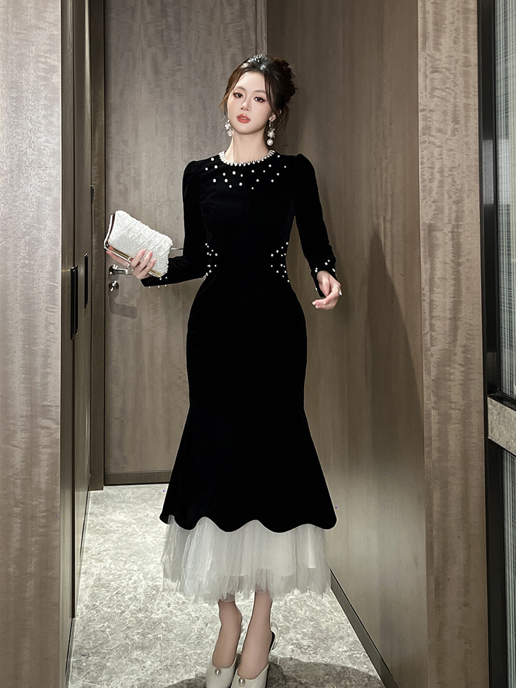 Đầm nhung cổ tròn dài tay đính cườm dáng đuôi cá — Màu đen