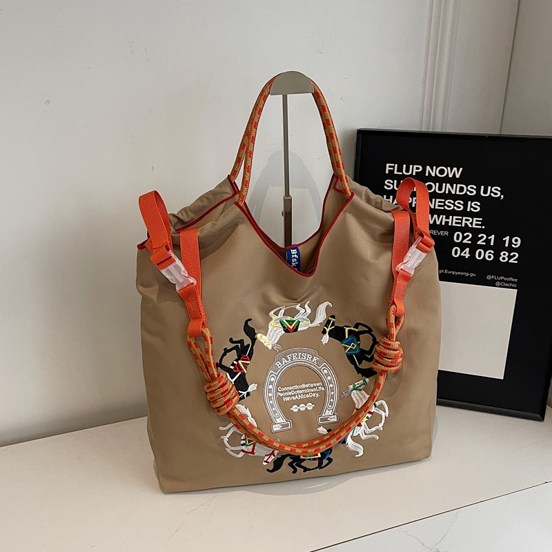 カーキのポニー