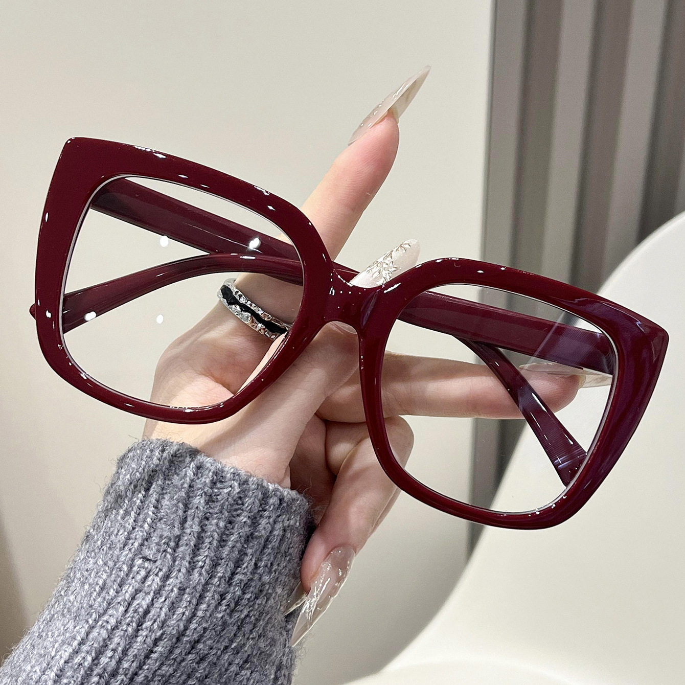 Fashionable Non-Prescription Large Frame Cat-Eye Glasses for Women with a High-End Feel, European and American Trendy Casual Decorative Glasses