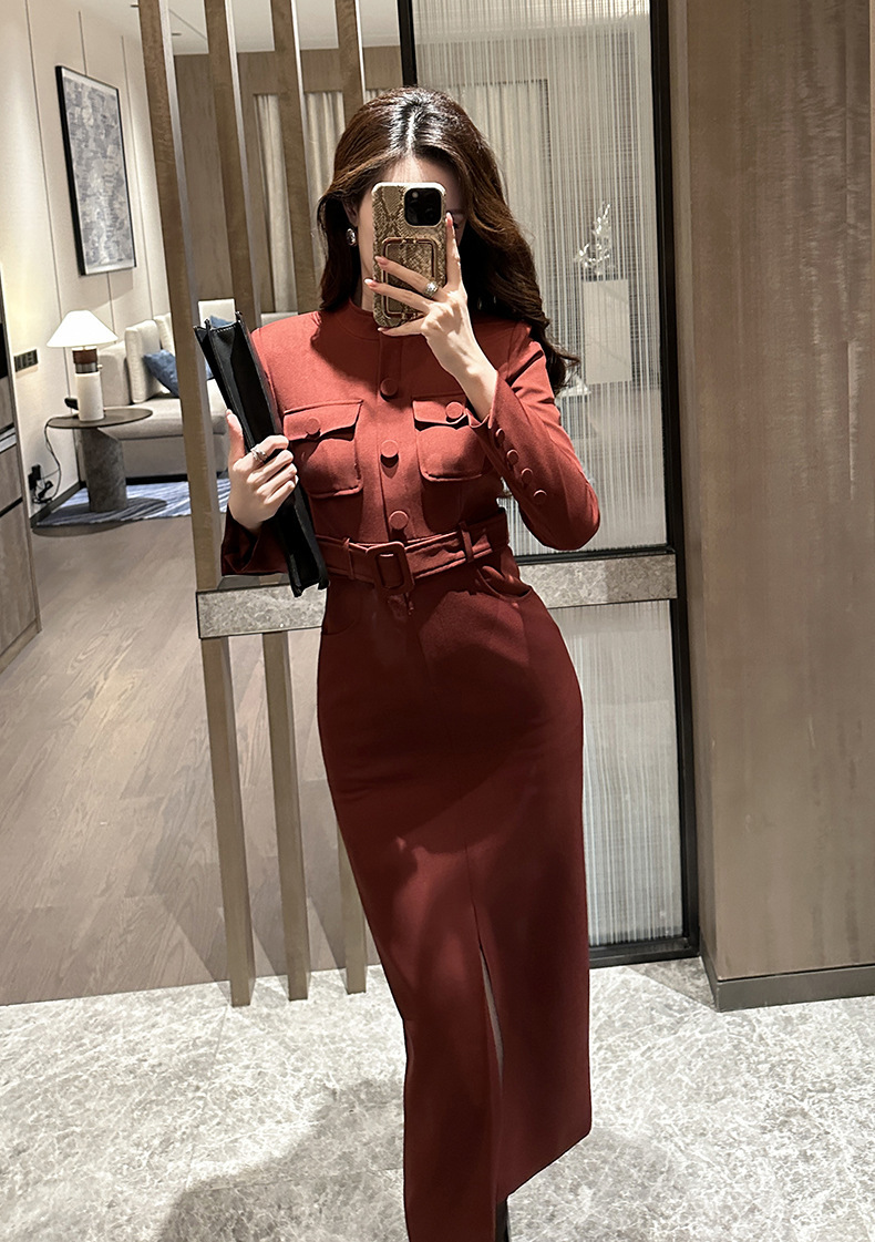 Đầm nữ cổ tròn ôm dáng xẻ tà dài tay qua gối — Màu đen, Angola đỏ