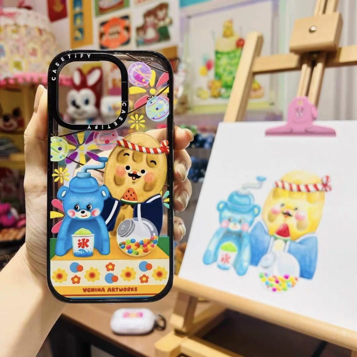 CASETi Transparent Illustrator Co-branded CENINA Candy Bear and Peanut Ice-eating Suitable for iPhone15Prom