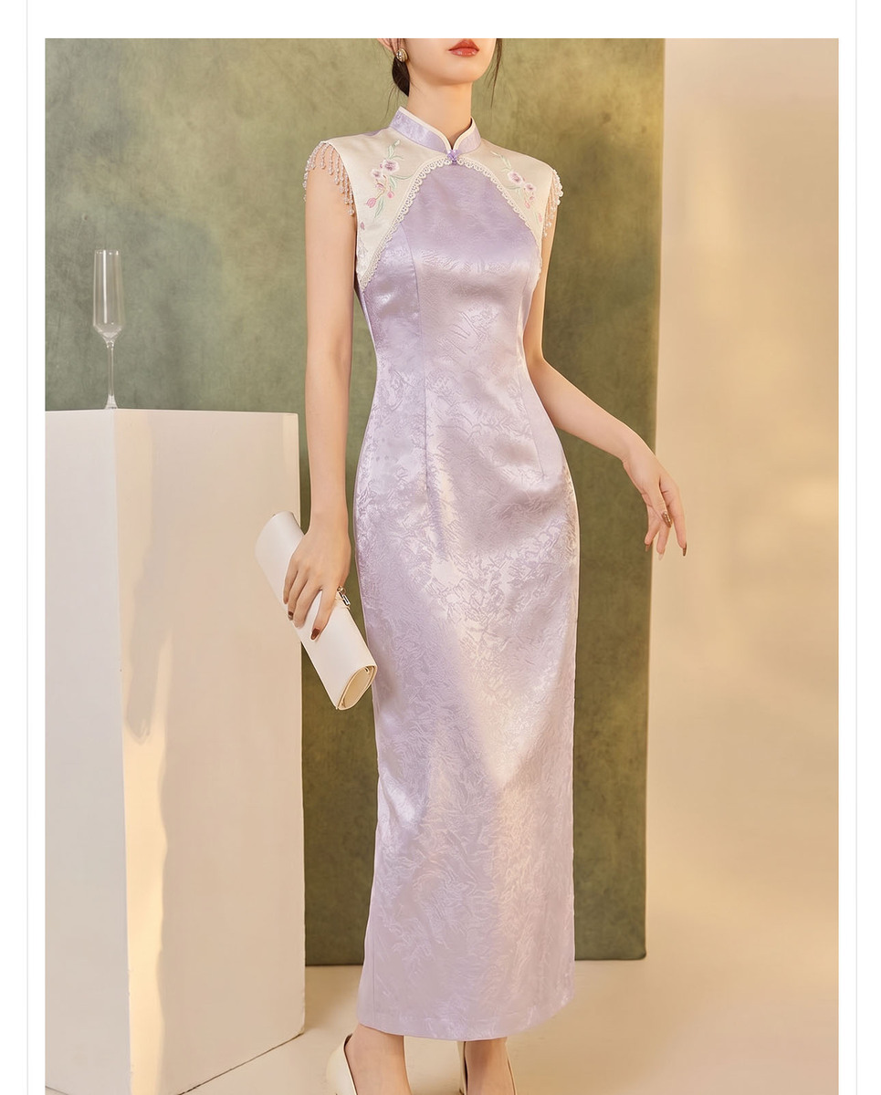 Đầm dài cách tân cổ đứng không tay phối vải satin họa tiết hoa, xẻ tà, dáng ôm — Tím khoai môn