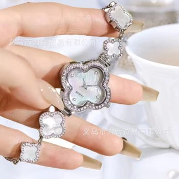 Fashion new four-leaf clover women's thin bracelet watch with diamond can be pulled freely adjustable small dial women's watch